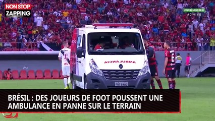 Brésil : des footballeurs poussent une ambulance en panne sur le terrain (vidéo)