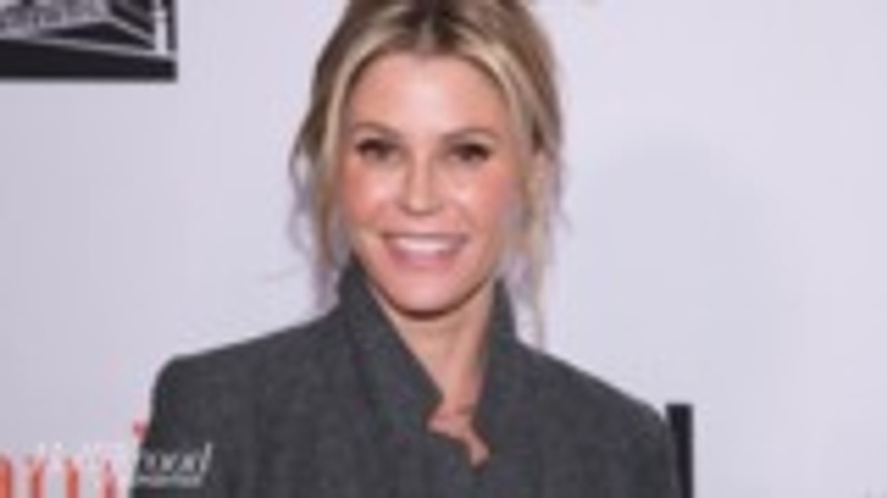 'Modern Family' Hasn't Killed Any Characters — "Yet," Says Julie Bowen | THR News