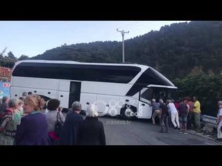 Ora News - Aksident në Llogara, autobusi me 50 turistë çekë del nga rruga