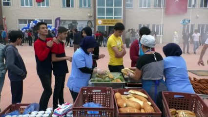 Okulun ilk gününü mangal partisi yaparak halayla kutladılar
