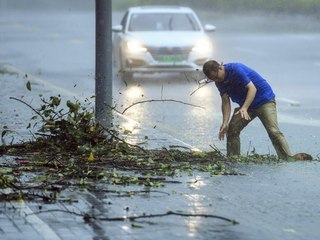 മേല്‍ക്കൂരയ്ക്ക് മുകളിൽ വരെ കടൽ! | Oneindia Malayalam