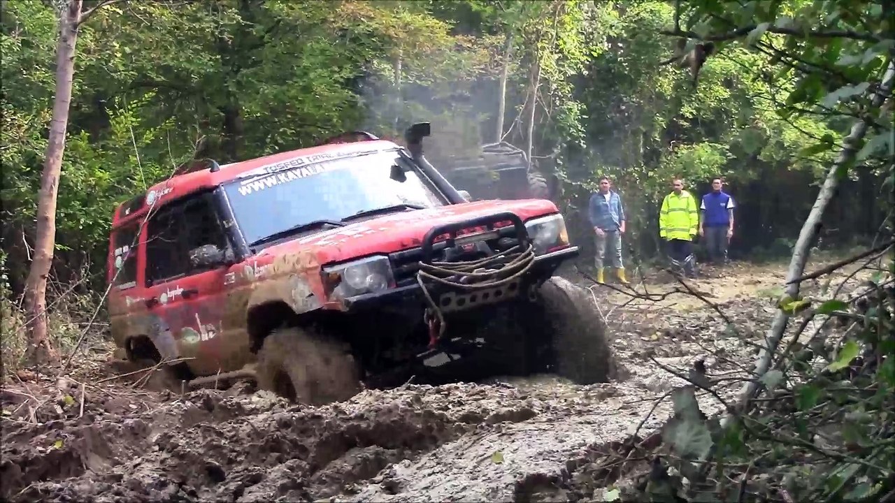 LAND ROVER DEFENDER TDI vs LAND ROVER DISCOVERY TD5   --OFF-ROAD CHALLENGE--(1)
