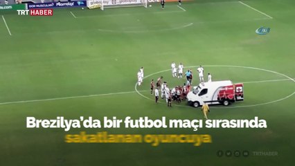 Brezilya'da sahada bozulan ambulansı futbolcular itti