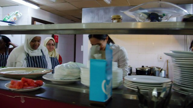 Meghan rolls up sleeves to help Grenfell victims