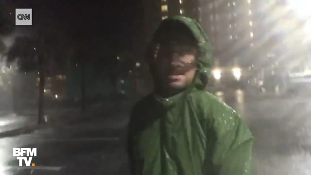 Sous les rafales de vent et les pieds dans l’eau, ce journaliste de CNN a affronté l’ouragan Florence au plus près