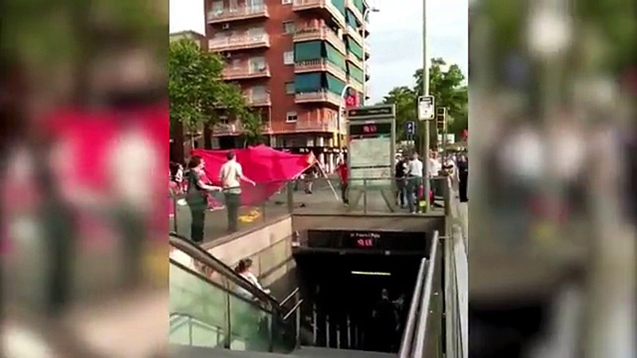 Salvaje agresión contra dos chicas en un puesto de apoyo a la selección en Barcelona