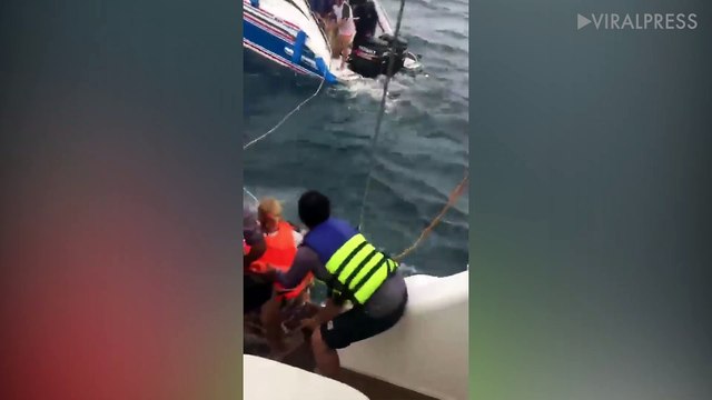 Spanish Tourists Rescued After Boat's Engine Fails