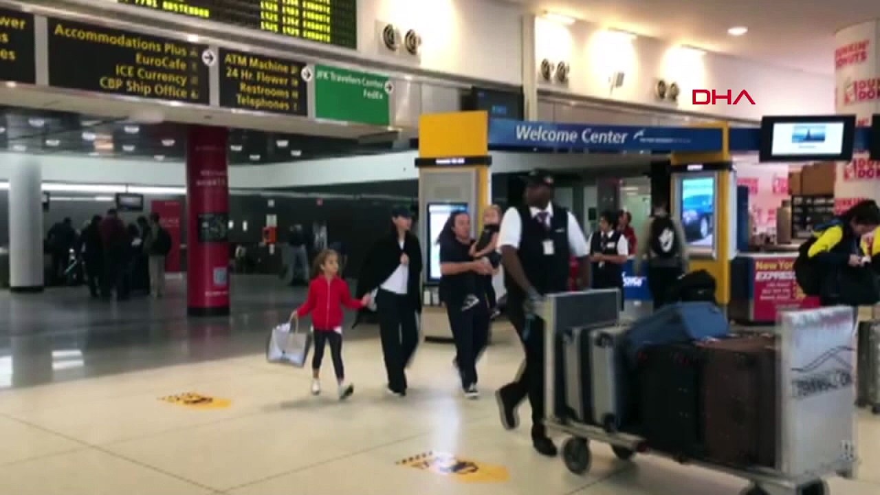 Ebru Gündeş kızı Alara ile birlikte New York'a indi