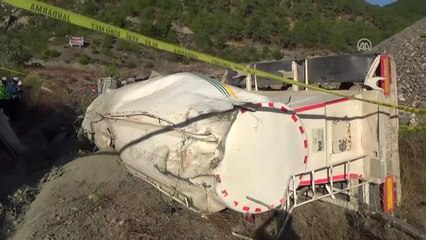 Çimento Yüklü Tır Devrildi: 1 Ölü