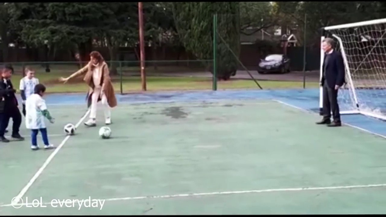 Le président Argentin arrête un ballon de foot avec ses parties génitales