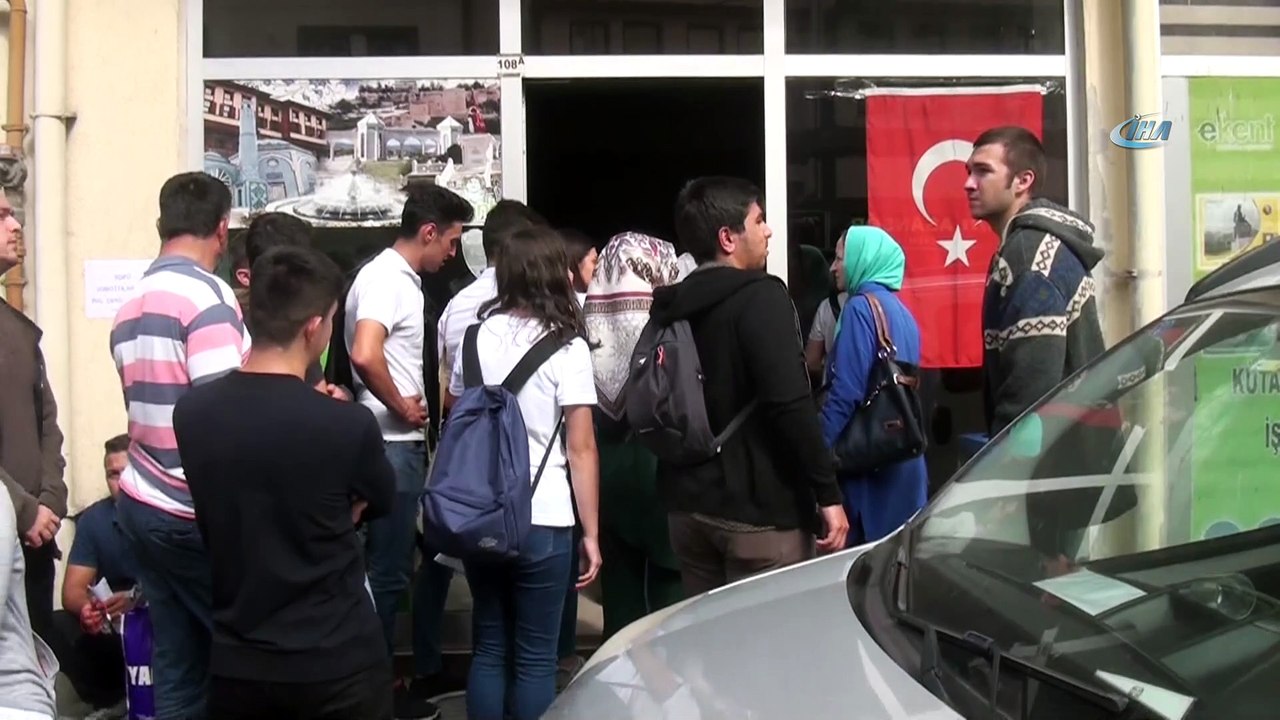 Öğrenciler kart alabilmek için saatlerce bekledi