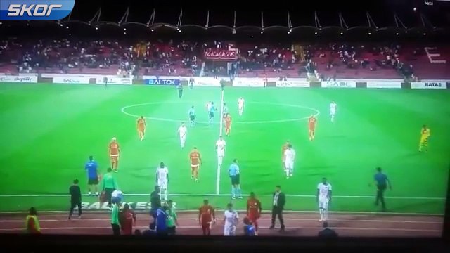 Taraftar hakeme yumruk attı