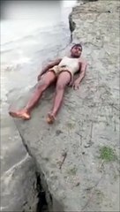 The bad idea of lying on the edge.... Too much at the edge