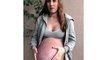 Le ventre d’une femme enceinte de triplés