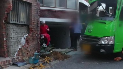 골목길 내려오던 마을버스 주택 들이받아 / YTN