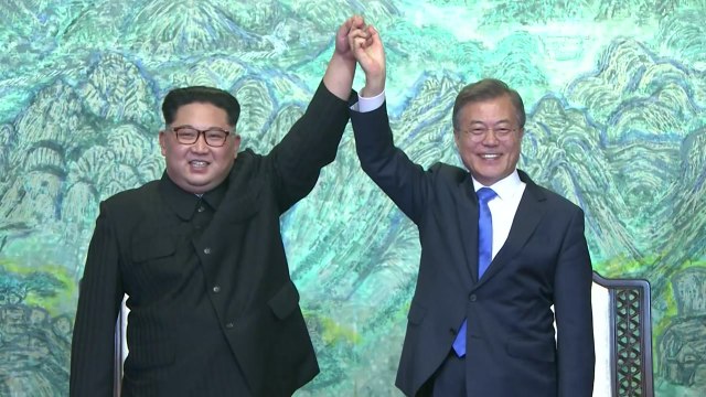 남북 정상, 18년만에 평양 순안공항서 손 맞잡나? / YTN