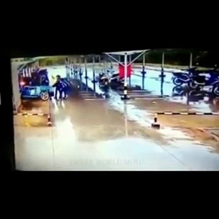 #2 COMPILATION MOTO Une semaine de folie sur CRAZY WORLD Road rage,Crash,Humour - YouTube (360p)