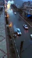 Une voiture touchée par foudre en pleine route par en fumée