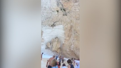 Un día en la playa casi terminó en una tragedia cuando un acantilado se derrumbó
