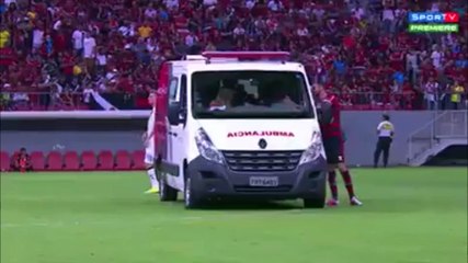 Ces footballeurs poussent une ambulance tombée en panne sur le terrain