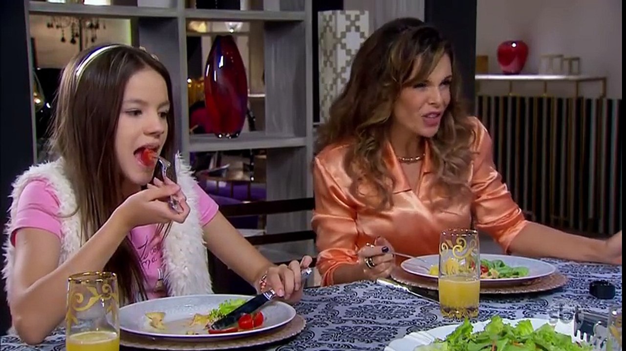 Claudia janta com a família de Roger | As Aventuras de Poliana