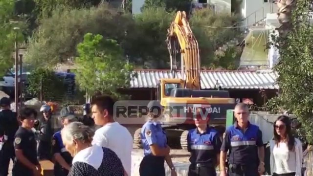 Report TV - IMKT aksion për prishjen e ndërtimeve në Jalë, banorët përplasen me policinë