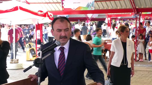 Pazarda esnaf değil öğrenciler tezgah açtı