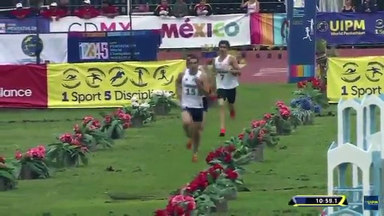 Lathlète Valentin Prades lève les bras avant de se faire rattraper sur la ligne