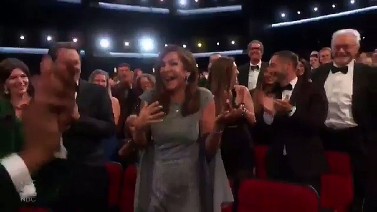 فنان شهير يعرض الزواج على حبيبته على المسرح فور فوزه في حفل EMMY 2018