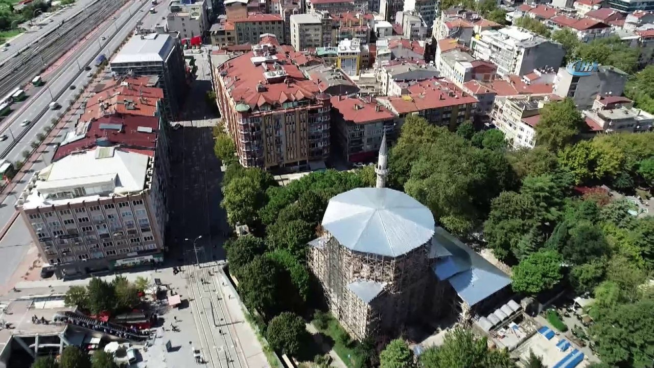 Pertev Paşa Camii'ndeki restorasyon çalışmaları havadan görüntülendi