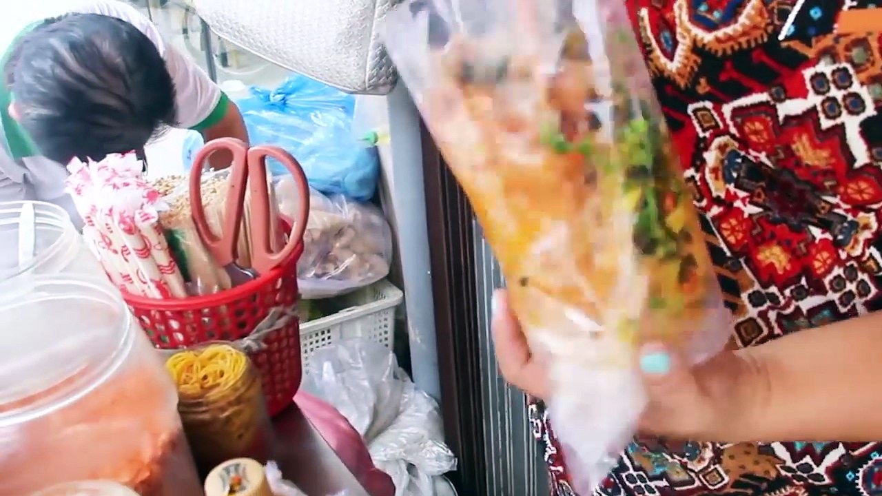 Đặc sản lề đường: bánh tráng trộn + bánh tráng cuốn