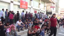 Şanlıurfa'da Göç İdaresi Önünde Suriyeli Yoğunluğu