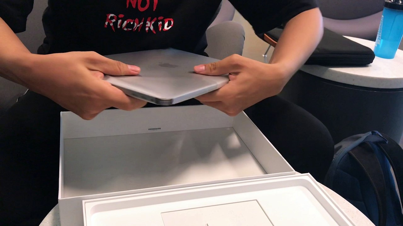 Unboxing: Apple Macbook Pro 13" (2018)