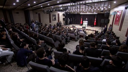 Cumhurbaşkanı Erdoğan: 'Çocuklarımızı belli kalıplara sıkıştırmak yerine onların kendi özelliklerine göre evlatlarımıza yaklaşmalıyız. Çocuklarımızın çoğunun bedeni sınıfta ama zihinleri başka yerlerde. Zira çok ciddi bir uluslararası ku