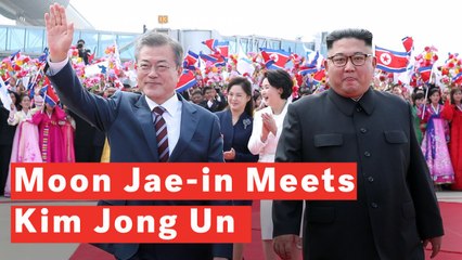 Télécharger la video: Kim Jong Un And Moon Jae-in Embrace Each Other As They Meet For Third Summit