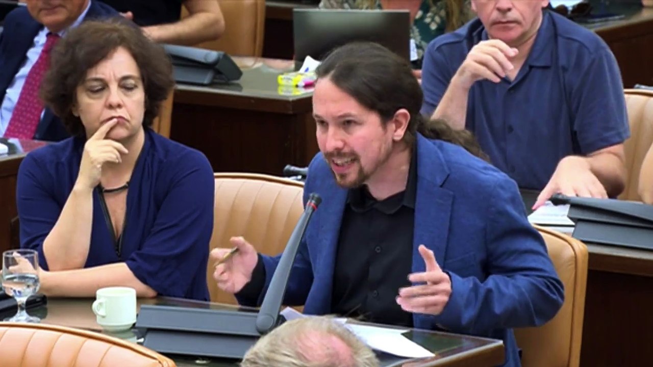 Iglesias interroga Aznar al congrés espanyol i li fa perdre els papers