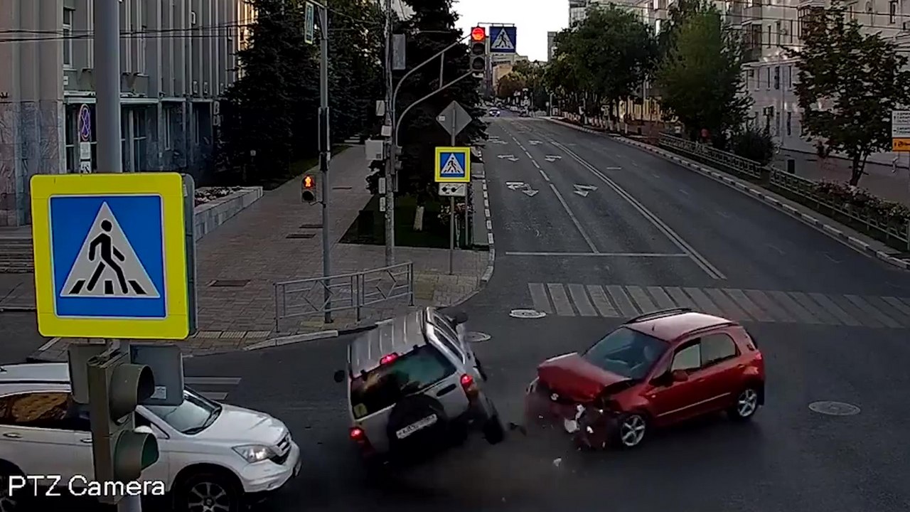 Un voiture se retrouve prise en sandwich après qu'un automobiliste grille un feu rouge