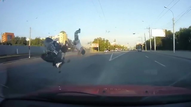 Un motard survit à un horrible crash avec une voiture