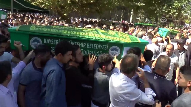 Kazada ölen amatör futbolcu ve babası son yolculuğuna uğurlandı - KİLİS