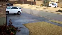 Un livreur UPS se fait éjecter de sa camionnette