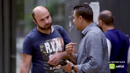 ابن يحاول سرقة والده أمام الناس