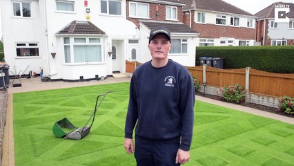 Il tond sa pelouse à la perfection.. 20h par semaine !