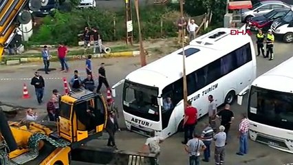 Tekirdağ'da yol çöktü, minibüsler çukura saplandı