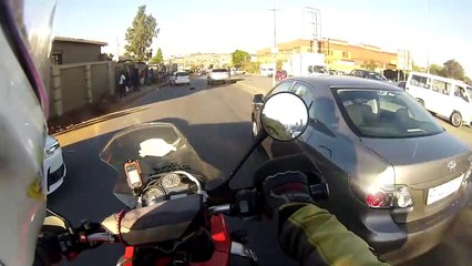 Un braqueur vole un sac à un automobiliste ! Fail