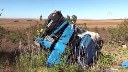Şarampole devrilen tırın sürücüsü yaralandı - EDİRNE