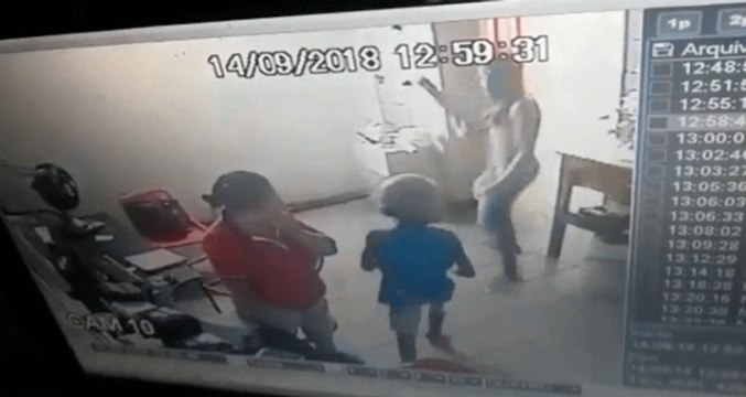 Brezilya'da 1'i Çocuk 2 Soyguncunun, Esnafı Soyduğu Anlar Güvenlik Kamerasına Yansıdı