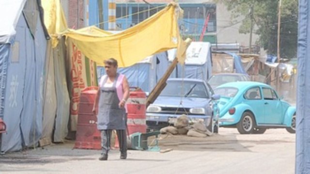 En tiendas de campaña mexicanos se sienten en el olvido un año después del sismo