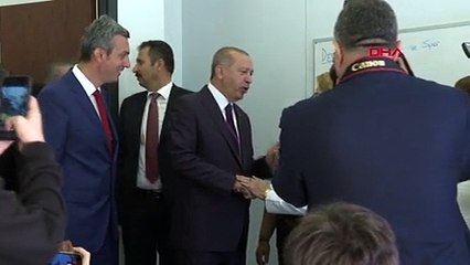 Cumhurbaşkanı Erdoğan, elini öpmek isteyen öğretmeni engelledi