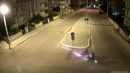 Refüje çarpan motosiklet, sürücüsüyle birlikte 20 metre savruldu