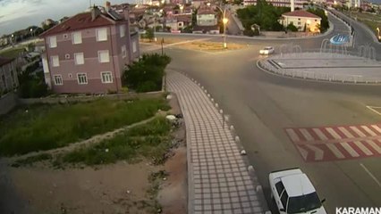 Refüje Çarpan Motosiklet, Sürücüsüyle Birlikte 20 Metre Savruldu